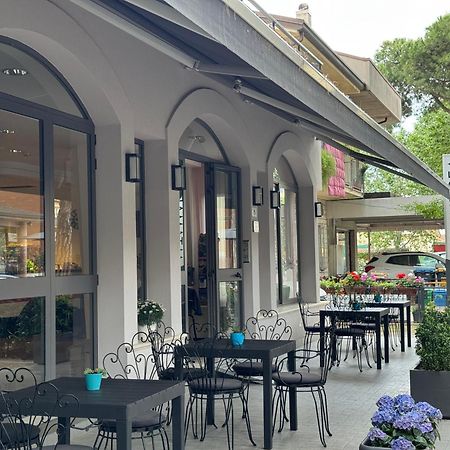 Hotel Altamarea Misano Adriatico Kültér fotó